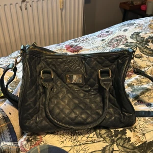 Väska - En fin handväska som är svart/blå 