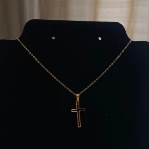 Guldhalsband med korshänge - Snyggt och stilrent guldhalsband med ett korshänge. Perfekt för både vardag och finare tillfällen. 💓