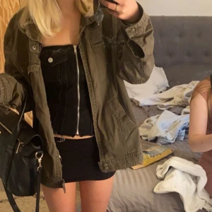 Militärjacka - En jätte fin militär jacka väll andvönd men inte trasig bara lite utvättad 