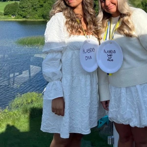 studentklänning  - studentklänning som endast använts en gång, studentdagen. Inga fläckar och ser precis ut som ny!🌺