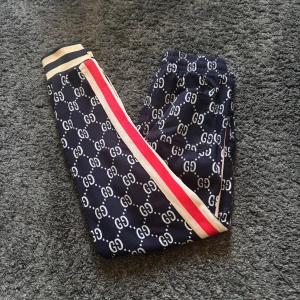 Gucci Trouser blue plain - Hej! Jag säljer mina Gucci byxor då dom inte kommer till användning. Riktigt sköna byxor som köptes för 7000kr. Snörena är lite slitna men går lätt att fixa nya. Skicket 7/10 utifrån snörena och lägger ett pris på 700 men pris kan snackas i DM. Str M