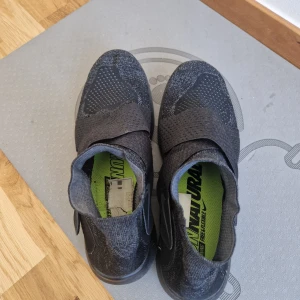 Nike runner sock fit 42.5 men - Slightly used. Almost new. Men 42.5 nine original runner shoe sock fit