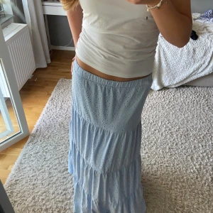 Långkjol - Söt ljusblå långkjol!! Säljer då den är lite lång på mig (163), använd typ 4 ggr 🩷