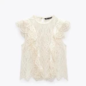 Spetsblus från zara - Superfin spetsblus ifrån zara. Den är i väldigt fint skick då den knappt är använd och säljer på grund av att den inte kommer till användning💕