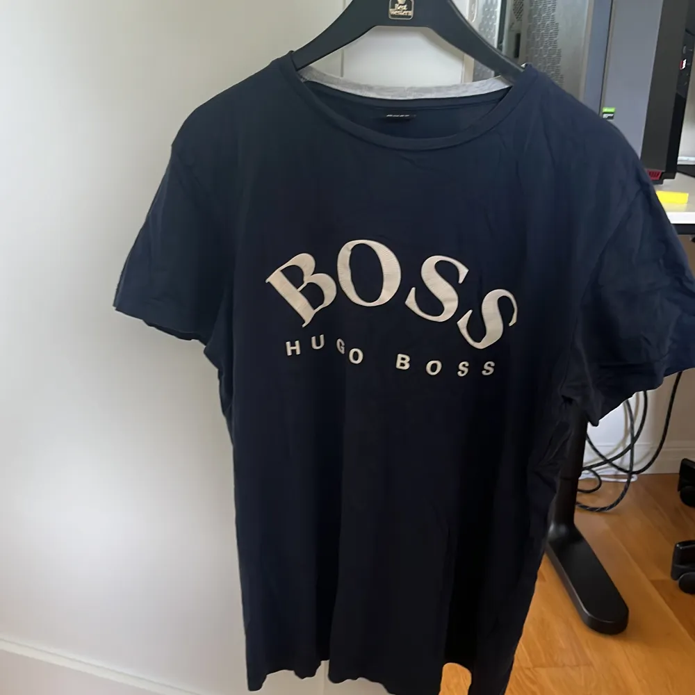 Marinblå Hugo Boss t-shirt, Storlek S. Skick 9/10.. T-shirts.