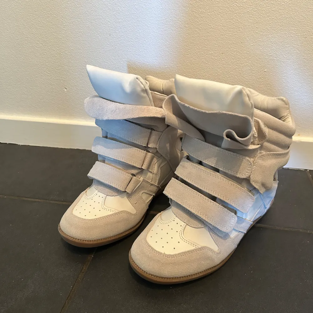 Säker min såååå fina isabel marant boots, de är för små men i bra skick och välskötta. Skriv gärna vid frågor eller om ni har någon fundering. Använda men inga direkt synliga defekter. Skor.