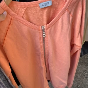 Snygg zip-up - Super snygg zip-up köpt på lopis.Inte hört så mycket om märket förut men den är väldigt snygg och har inte kommit till mycket användning.Skriv för mer bilder.