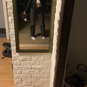 Jeans - Säljer dessa lågmidjade jeans i stl 32 från gina då dom är alldeles för amå för mig. Jag skulle säga att dom är i väldigt bra skick då jag bara använt dom ungefär 5 gånger. Dom är köpta för 500kr, pris diskuteras om de finns intresse💕