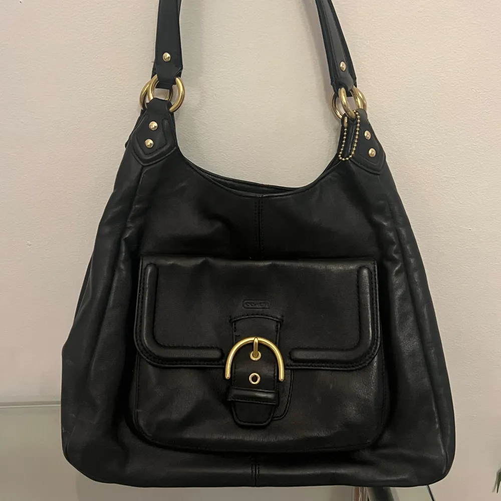 Campbell Boho shoulderbag från coach! Jag köpte den på ebay från usa,  Modell numret på väskan är F24686 Den är använd men i fint skick. Väskor.