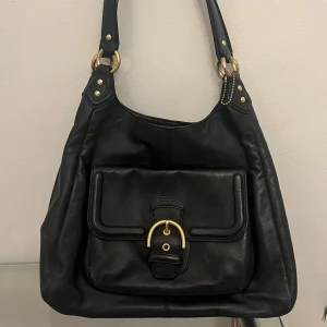 Coach Campbell Väska - Campbell Boho shoulderbag från coach! Jag köpte den på ebay från usa,  Modell numret på väskan är F24686 Den är använd men i fint skick