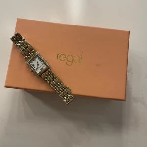 Klocka  - Super fin klocka ifrån regal. Använt ca 3 ggr, är i väldigt bra skick. Passar perfekt till när man vill ha en kort ärmar så att det blir en fin detalj💕