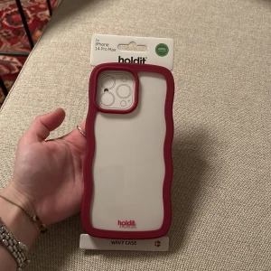 Holdit wavy phone case  - Mobilskal för iPhone 14 PRO Max i vinröd wavy modellen. Så snygg och helt ny men köpte tyvärr fel storlek