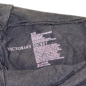 Victorias Secret  - Victorias secret tights/yoga byxor. Viks ned. Storlek M. Säljer då de tyvärr ej kommer till användning. Köpta second hand men personligen aldrig använda. Tvättade såklart. Inga defekter förekommer. 