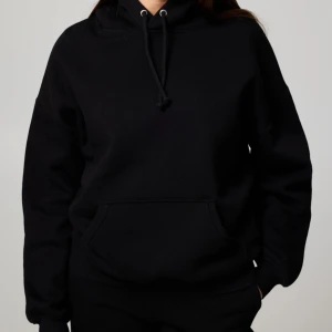 Svart hoodie - Säljer en klassisk svart hoodie i mycket bra skick. Perfekt för kyliga dagar eller mysiga hemmakvällar💕Köparen står för frakten