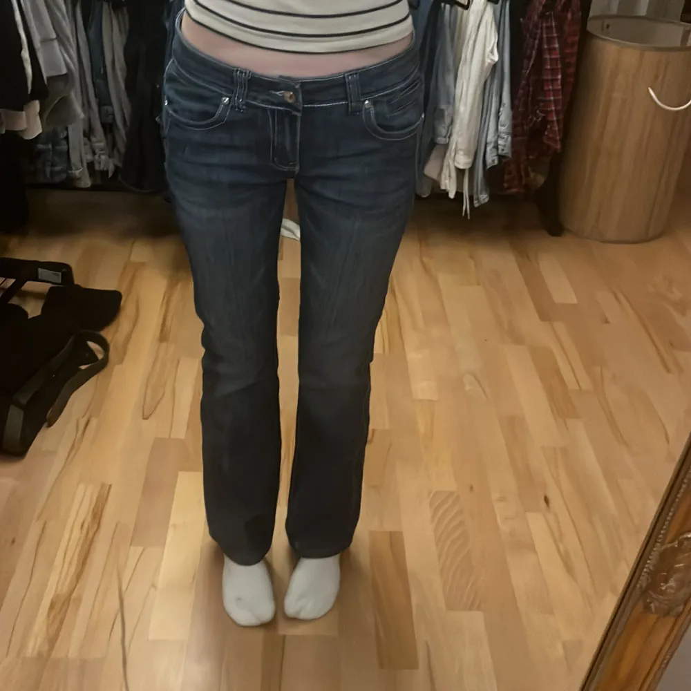 Snygga mörkblå jeans med coola detaljer på fikorna där back och jätte snygga knappar. Dom är köpta  i London, säljer dom pga att jag tycker dom är lite för korta och inte riktigt min stil, är 165 cm lång så dom passar nog dig som är några cm kortare . Jeans & Byxor.