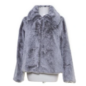 Grå pälsjacka - Säljer min skit söta pälsjacka i toppen skick. Från hm/divided. Den är supergosig och passar perfekt under vintern. Säljer då jag inte passar i grått och den inte kommer till användning. 