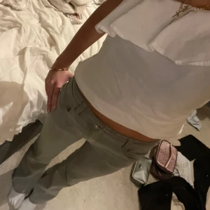 Lågmidjade jeans - Lågmidjade jeans! Strlk 158, men sitter som en 32/xs . Brukar ha 32 i längd på byxor och de passar perfekt i längden!