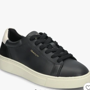 Helt Nya skor  - Storleken 39, köpte gant skorna nyligen och har inte ens tagit bort dem från förpackningen. Jag vill sälja dem eftersom det är fel storlek och jag kan dessutom ta ut dem från förpackningen och skicka bilder 