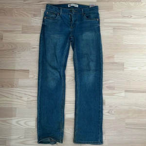 Levi’s - Levi’s jeans som jag har haft ett tag dem är slitna där nere annars är dem som nya så skicket är 8/10 de går att fixa annars är de bra, kontakta mig om du har funderingar eller frågor om Jeansen för en snabb affär