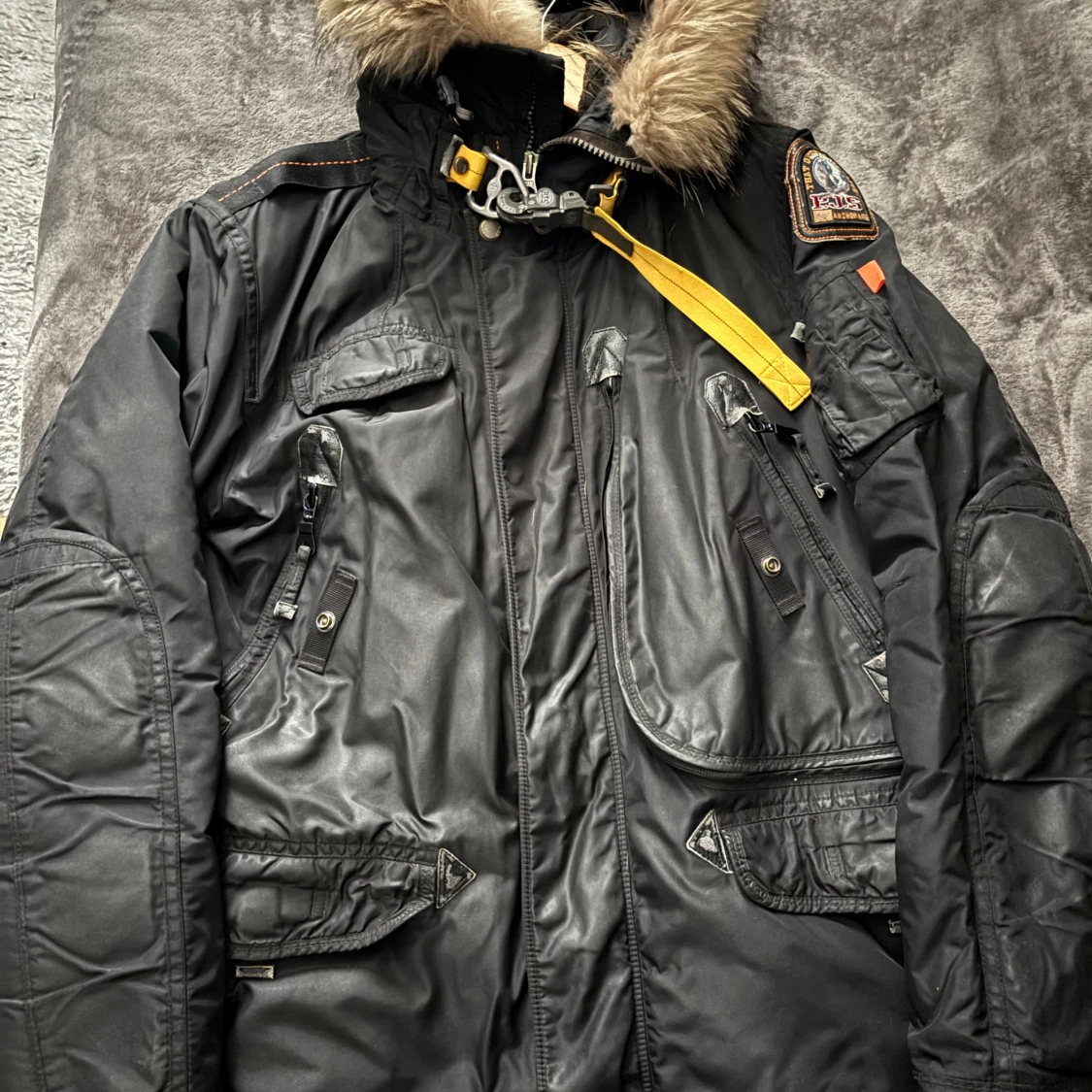 Svart vinterjacka med pälsdetaljer - 90