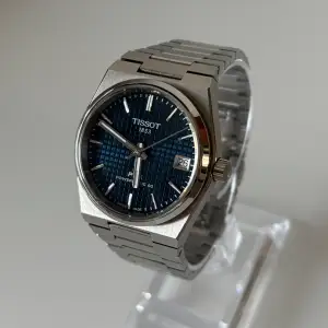 • Modell: Tissot PRX Powermatic 80 (Mörkblå) • Storlek: 35mm • Referens: T137.207.11.041.00 • År: 2023 • Skick: Mycket Bra • Medföljer: Fullset med kvitto