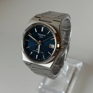 Tissot PRX Powermatic 80 - • Modell: Tissot PRX Powermatic 80 (Mörkblå) • Storlek: 35mm • Referens: T137.207.11.041.00 • År: 2023 • Skick: Mycket Bra • Medföljer: Fullset med kvitto