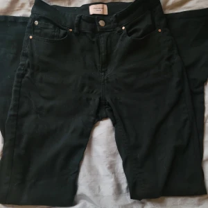 Svarta flare jeans - Säljer mina vero moda jeans då de ej kommer till användning längre,nypriset var 500kr och de är i gott skick men väl använda, skriv gärna om ni har frågor💕