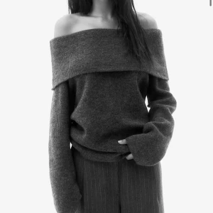 off-shoulder tröja  - Säljer denna fina off-shouldrr tröja så den inte kommer till användning längre💗💗 Den har ett litet hål på ärmen men inget som syns.💗💗