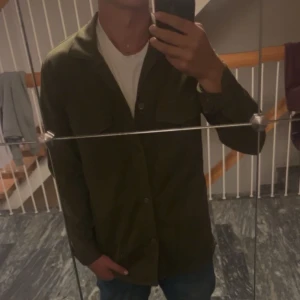 Overshirt - Snygg No Nationality overshirt köpt på NK. Ganska så tunn och perfekt att ha till våren, eller så har man en hoodie under så blir det mycket varmare! Skick 9/10. Hör av er vid frågor!