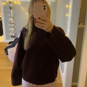 Stickad tröja - Jätte fin vinröd stickad tröja från Gina, helt ny prislappen är kvar 