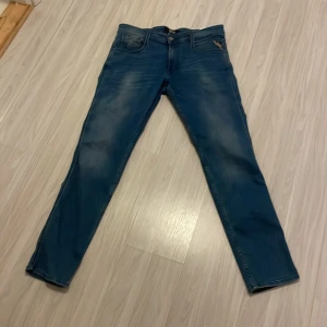 Blå jeans från Replay - Säljer ett par snygga blå jeans från Replay, modell Anbass. De har en slim passform och är i mycket bra skick. 