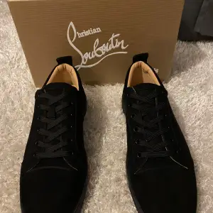 Christian Louboutin storlek 44 svarta skriv för mer info eller intresse🤝😃