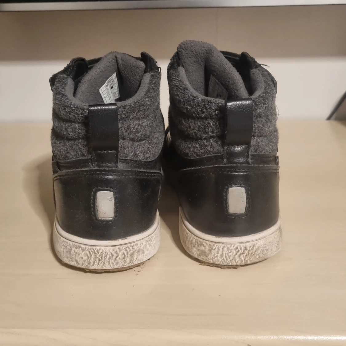 Svarta sneakers med snörning och kardborre - 90