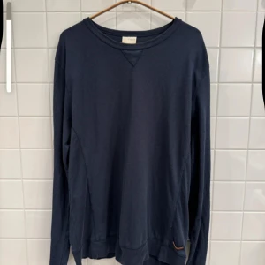 Tunn Sweatshirt från Knowledge Cotton Apparel - Storlek L - Säljer en tunn marinblå sweatshirt från Knowledge Cotton Apparel i storlek L. Stilren och bekväm för alla tillfällen!