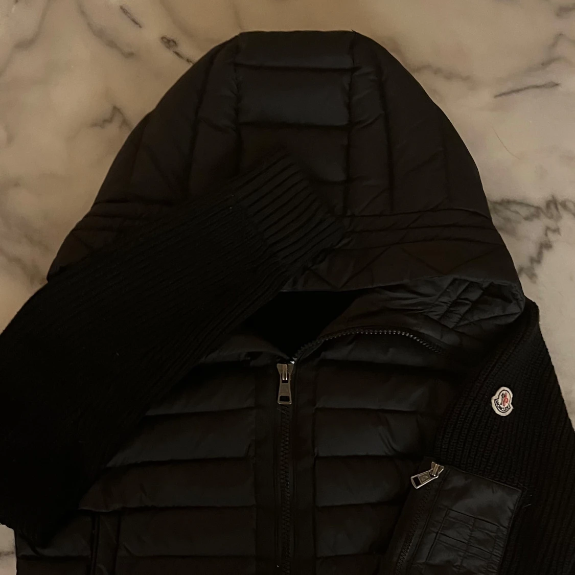 Svart dunjacka från Moncler