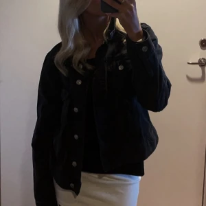 Jeansjacka - Säljer denna fina jeansjacka☺️
