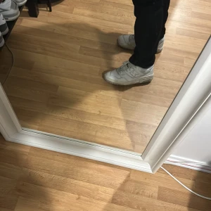 Newbalance 550 vita - Dags att sälja mina vita jätte fräscha och clean helvita newbalance 550s (de kommer självklart göras helt rent innan de fraktas) storlek 42 1/2. Passar även 42-43. Perfekta skor för dig som bara vill ha några helt enkla feta vita skor. Inga defekter eller så. Skolåda ingår och de är äkta och köpta från JD sports i Stockholm för ungefär 1.250