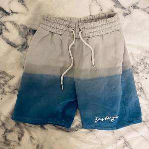 LÄGGER UPP IGEN! |Säljer nu dessa blå fade shorts från märket Just Hype. Shortsen har bara varit använda ett fåtal gånger. Skick: 9/10, det vita har dock blivit lite mer åt det gråa hållet men det är inget man tänker på. Skriv till mig om ni är intresserade 💫