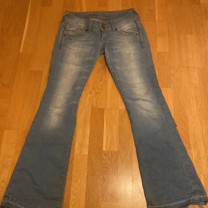 Lågmidjade bootcut jeans  - Säljer mina favorit jeans då de inte kommer till användning längre, de är lågmidjade och bootcut men har tyvvär lite slitningar på insidan av låren men det är inget som syns när man har på sig dem. Skriv hm du har någon fråga, priset är diskuterbart!