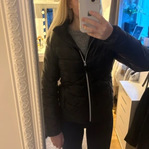 Svart dunjacka / vinterjacka  - Använd ca 1 gång så den är som ny i skicket. Storlek 170 men passar s/xs. 💗