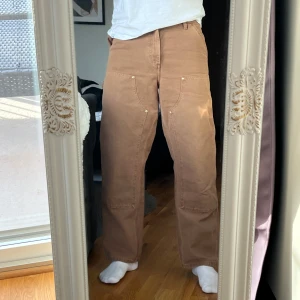 Carhartt byxor - Hej, säljer nu mina bruna carhartt byxor som är i jätte bra skick. Jag har endast använt byxorna ett fåtal gånger. Köptes för 1 år sedan och priset på dessa i nypris är 1800 kr ungefär! Byxorna är i storlek 30x32 och raka/ lite vida i benen. Om du har några frågor får du gärna skriva😊