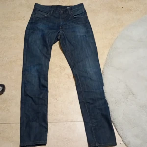 Mörkblå jeans från Diesel - Säljer ett par snygga mörkblå jeans från Diesel i storlek 29/32. De har en klassisk femficksdesign och är i mycket bra skick. Perfekta för både vardag och fest! 🕺