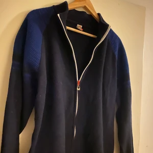 Dale Norway zip - Skick 8,5/10 använd några gånger, nypris ligger runt 2700kr, tröjan håller värmen väldigt bra och är väldigt flexibel med priser