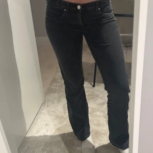 Lågmidjade jeans - Säljer ett par lågmidjade svarta jeans då de är för korta. De är omsydda från skinny och sydda mer lågmidjade. Innerbensläng: 75 cm.