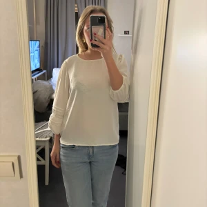 Vit blus  - En super fin vit blus med detaljer på armarna, tröjan är i trekvart.🎀