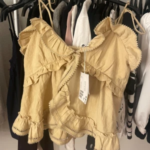 Fin topp!💛 - Säljer denna gula topp med volanger som är från &Other Stories för 1190kr!🙌🏻säljer den för att den ej har kommit till användning, så den är HELT oanvänd och tyvärr inte riktigt är min stil längre💛