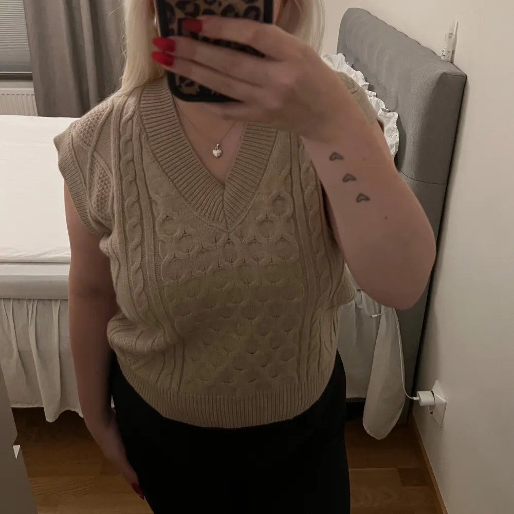 Beige stickad väst, storlek S. Köpt på Top store❣️Nypris 549:-. Stickat.