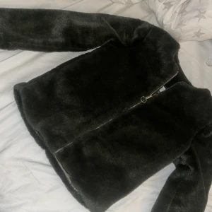 Mörkgrön pälsjacka från Grunt - Säljer en supermjuk och mysig mörkgrön pälsjacka från Grunt. Jackan har en dragkedja framtill. Den är i mycket bra skick och har långa ärmar. Det står storlek M på etiketten men skulle snarare säga S💖💖💖tryck gärna köp nu!