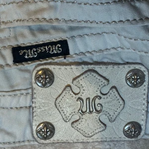 Ljusblå jeans från Miss Me - Säljer ett par ljusblå jeans från Miss Me i storlek 26. De har snygga detaljer med silverknappar och broderier. Jeansen är skinny fit och passar perfekt för både vardag och fest. Superbekväma och stilrena! ((Men min syrra har gjort ett slott på byxorna nyligen på inne sidorna))