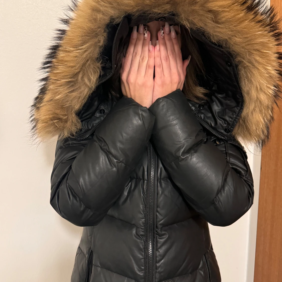 Svart dunjacka med pälskrage